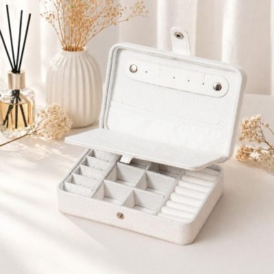 Portable multi-color travel jewelry box